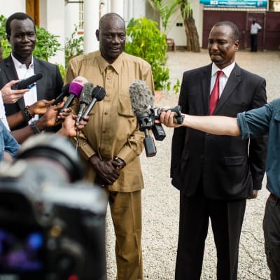 Sydsudanesiska ministrar vädjar om lugn efter strider i Juba.