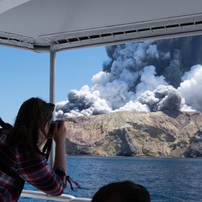 Turister fotograferade utbrottet på White Island (Whakaari) den 9 december i fjol. 