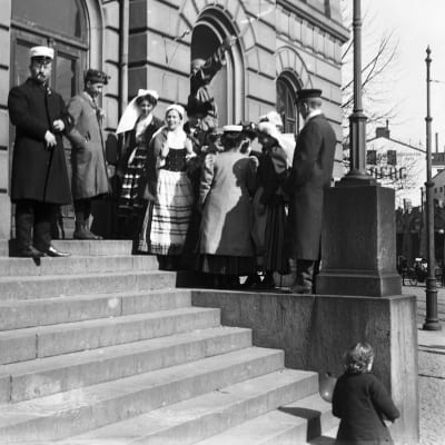Studenter på trapporna till Gamla studenthuset kring sekelskiftet 1900.