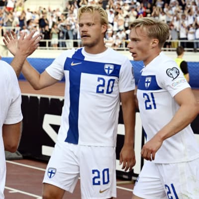 Finland firar mål.