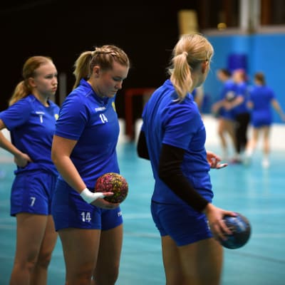 Rebecca Lönnqvist (nr 14) på KyIF:s träningar, november 2020.