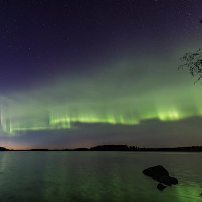 Polarsken över vatten.