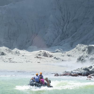 Vulkanutbrott på White Island utanför Nordön på Nya Zeeland. 
