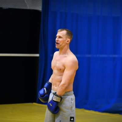 Jerry Kvarnström skrattar under MMA-träningar i Åbo i januari 2021.