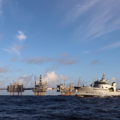 Norska kustbevakningen vid oljeplattformar på Nordsjön