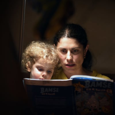 Marina Donner läser med dottern Kira.