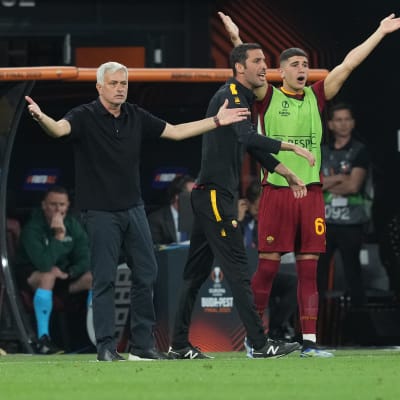 Jose Mourinho sträcker ut armarna. 