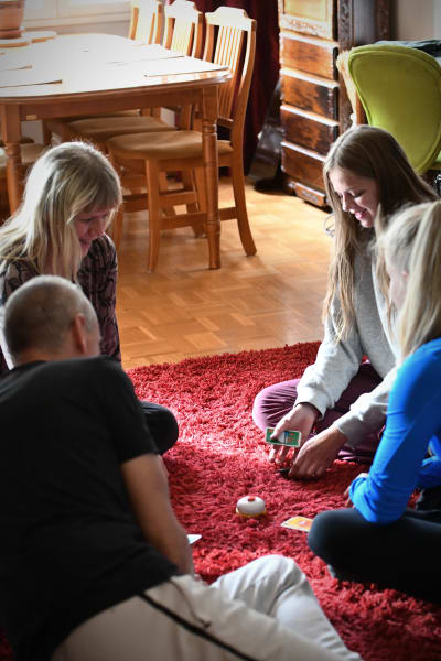 Familjen Andersson spelar brädspel. På bild mamma Terhi, pappa Björn och döttrarna Silja och Saga.
