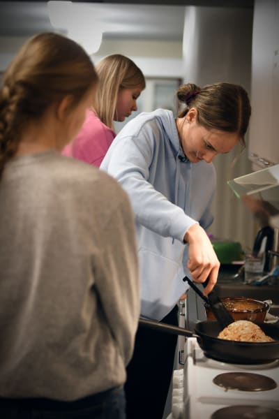 Alva Thors lagar plättar med kompisarna Emma Korhonen och Emmi Virtala.