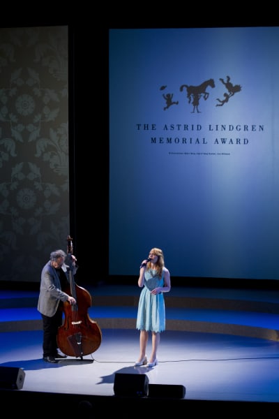 Georg Riedel spelar kontrabas, Sarah Riedel sjunger, i bakgrunden texten "The Astrid Lindgren Memorial Award".