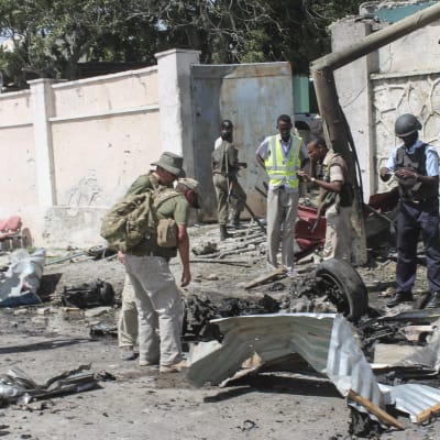 Fyra personer omkom när en självmordsbombare från al-Shabaab attackerade en FN-konvoj nära Mogadishus flygplats i början av december 2014.