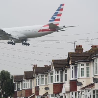 Flygplan flyger över hus på väg till Heathrow i London.