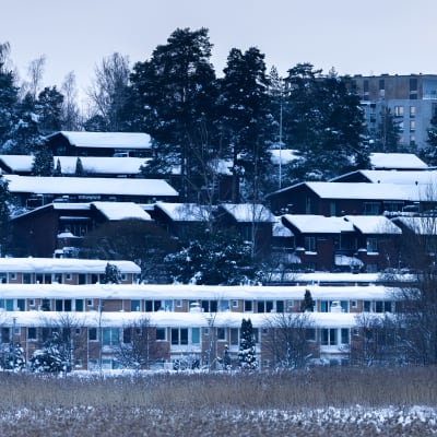 Radhuslängor med snö på taket i Esbo.