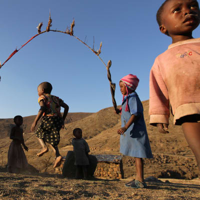 Barn hoppar hopprep i Lesotho