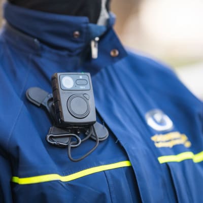 Parkeringsövervakarna i Vasa bär kameror.