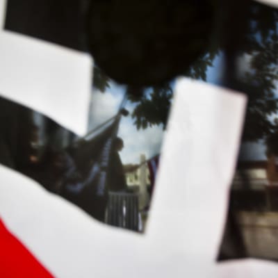 en röd  vit och svart nazistisk svastikaflagga