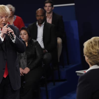 Donald Trump pekar på Hillary Clinton, närmast aggressivt, under den andra presidentdebatten inför USA:s presidentval 2016.
