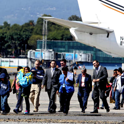 Fyra utvisade mammor och tio barn anländer från USA till Guatemala den 6 januari i år. Den nya utvisningsvågen väcker omfattande protester i USA