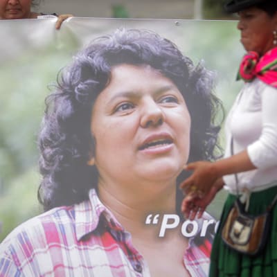 Medlemmar av nätverket för ursprungsbefolkningen i Latinamerika sörjer mordet på Berta Cáceres i mars