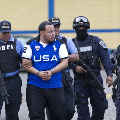En tredjedel av över 900 äldre polisofficerare avskedas i Honduras för sina kontakter till narkpotigäng. Här utlämnas affärsmannen Sixto Obed Argueta till USA för att ställas inför rätta för narkotikabrott