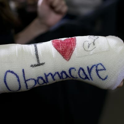 Gipsförband med texten Jag älskar Obamacare