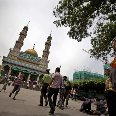 Muslimer samlas till fredagsbön i provinsen Xinjiang i Kina.