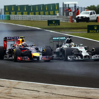 Ricciardo åker förbi Hamilton.