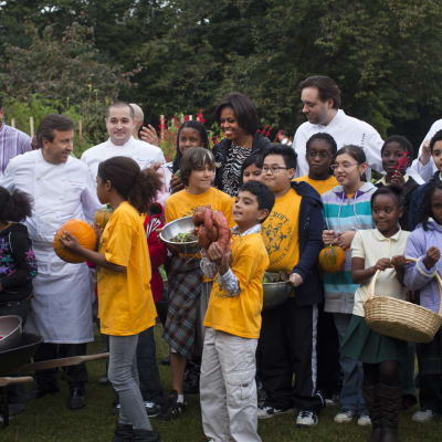 Michelle Obama skördar grönsaker i Vita Husets trädgård tillsammans med skolbarn.