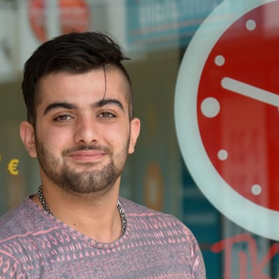 Ibrahimi Behzat utanför sin pizzeria Tikitak.