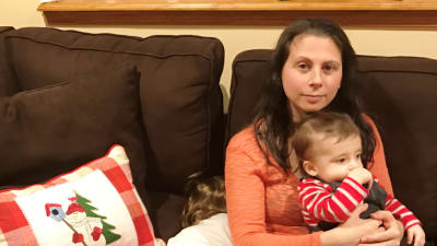 Michelle Cialella med sonen Jimmy 3rd i famnen i hemmet i Philadelphia.