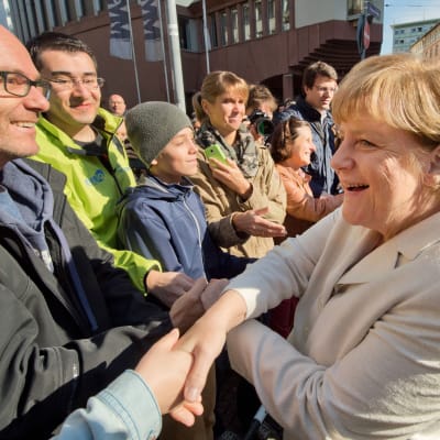 Angela Merkel hälsar på människor i Frankfurt under 25 års-jubileet av Tysklands återförening