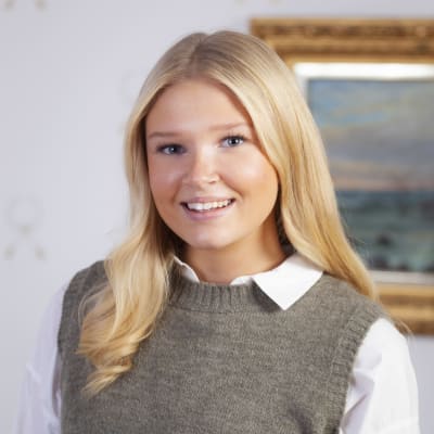 Luciakandidat Tilde Polviander ler till kameran.
