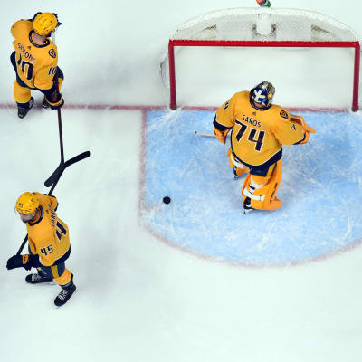 Juuse Saros i målgården efter att ha släppt in ett mål i matchen mot St. Louis.
