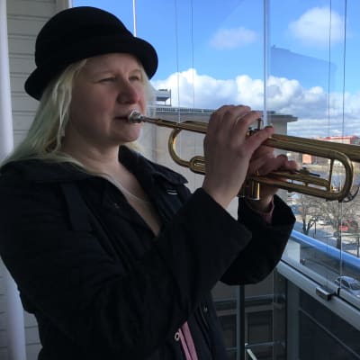 Katja Inkala soittaa trumpettia parvekkeellaan Savonlinnassa.