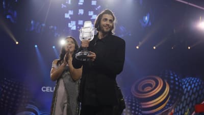 Salvador Sobral tar emot priset efter att ha vunnit Eurovisionen.