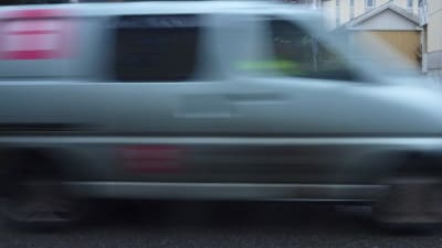 Bil i regnväder.