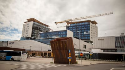 Köpcentret Ainoa i Hagalund. I bakgrunden en lyftkran där bostadsbygge pågår.