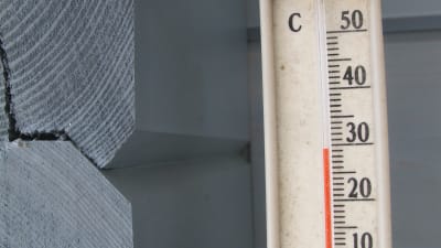 En utomhus termomter visar att det är 30 grader varmt