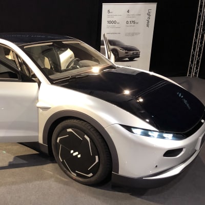 Aurinkosähköä hyödyntävä Lightyear 0 -auto.