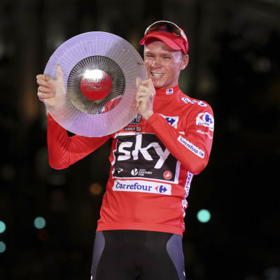 Chris Froome tar emot pris efter La Vuelta.