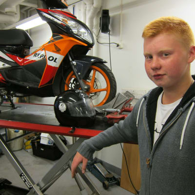Santeri Laamanen fixar sin moped på ungdomarnas mopedversktad i Bocksbacka.