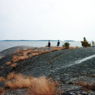 människor som står på klippor