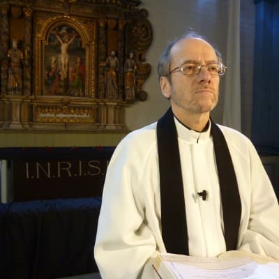 En präst i en kyrka på långfredagen.