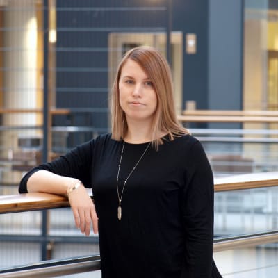 Potrettikuva Suvi Douglasista. Musta paita, kaulakoru, vaaleanruskeat puolipitkät hiukset.