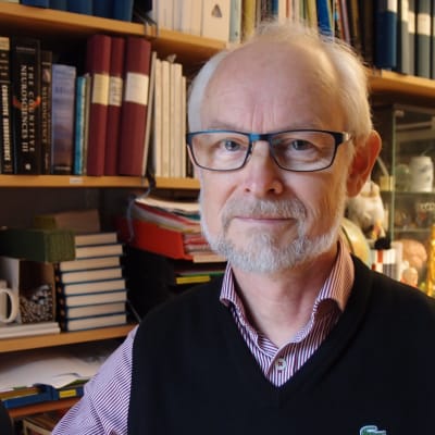 Silvervattenföretagaren Anders Sultan uppmanar sina anhängare att motarbeta Dan Larhammar, professor i molekylär cellbiologi vid Uppsala universitet. 