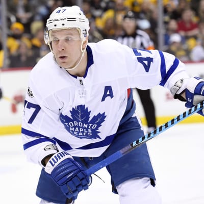 Leo Komarov i Toronto Maple Leafs-tröja.