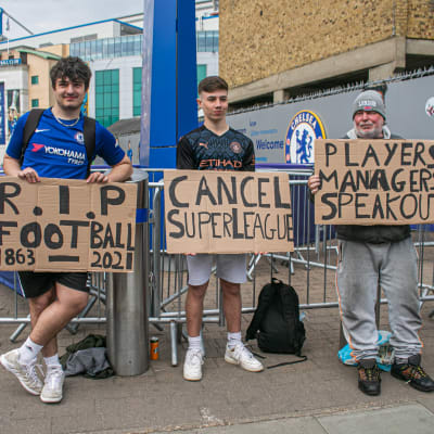 Chelseafans protesterar utanför Stamford Bridge.