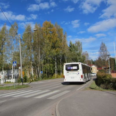 Prästkragsvägens och Hannusvägens korsning i Esbo