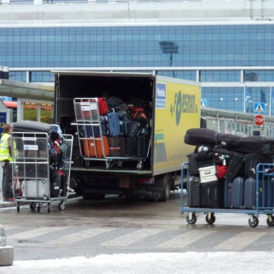 Kappsäckar lastats i lastbil