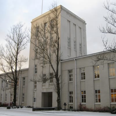 Sprängämnestillverkaren Forcits huvudbyggnad i Hangö, en ljus stenbyggnad med torn i mitten.